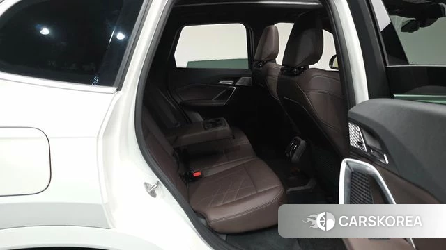 BMW iX1 (U11) 2023 Белый из Кореи, фото 2