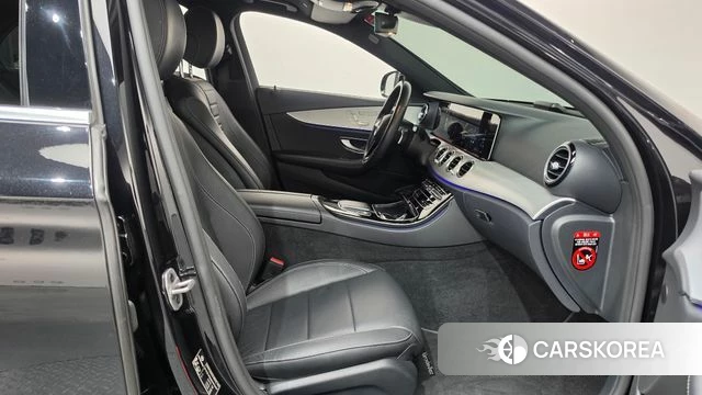 Mercedes-Benz E-Class W213 2021 Черный из Кореи, фото 2