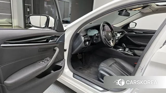 BMW 5 Series (G30) 2019 Белый из Кореи, фото 2