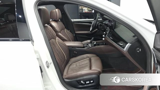BMW 5 Series (G30) 2023 Белый из Кореи, фото 2