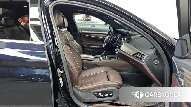 BMW 5 Series (G30) 2019 Черный из Кореи, фото 2