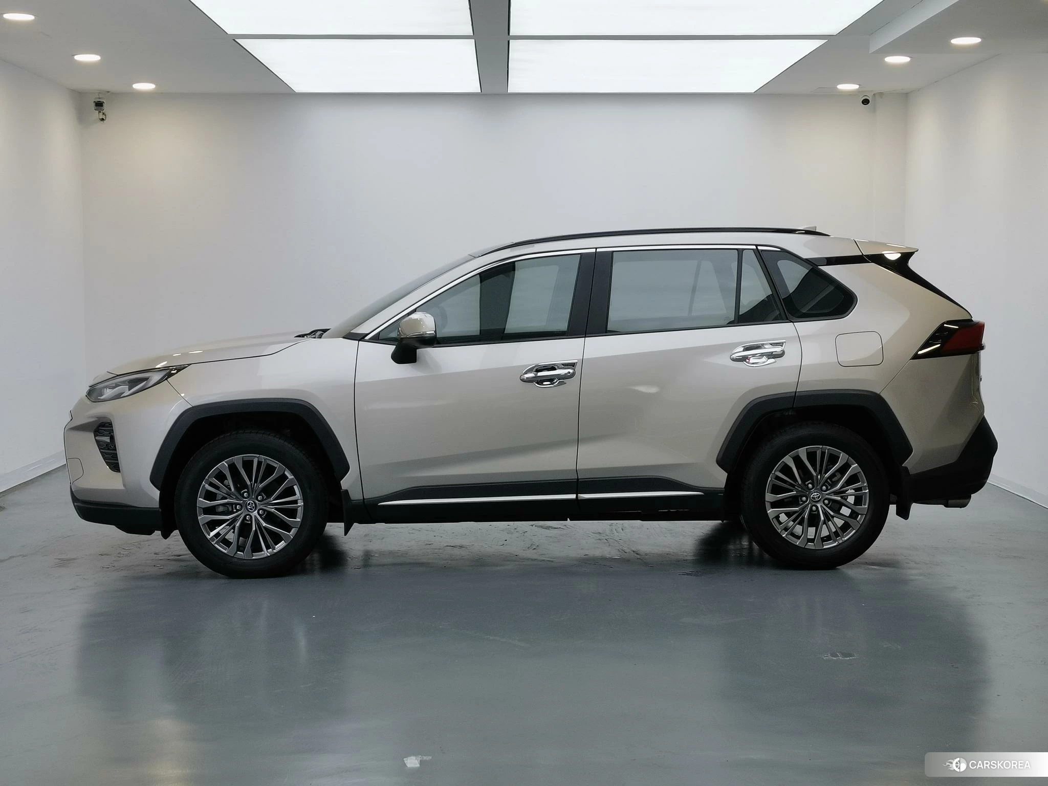 Toyota Wildlander 2023 Серебристо-серый из Китая, фото 2