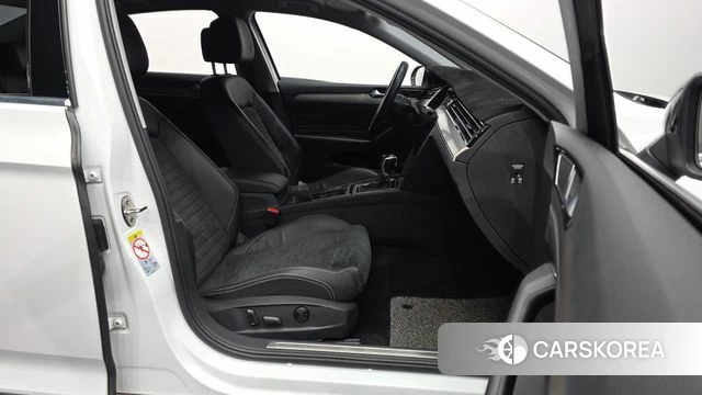 Volkswagen Passat GT (B8) 2022 Белый из Кореи, фото 2