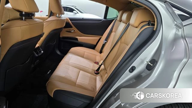 Lexus ES300h 7th generation 2024 Серебряный из Кореи, фото 2