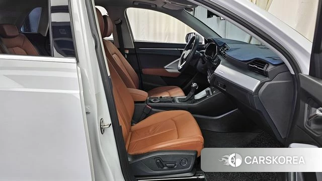 Audi Q3 (F3) 2023 Белый из Кореи, фото 2
