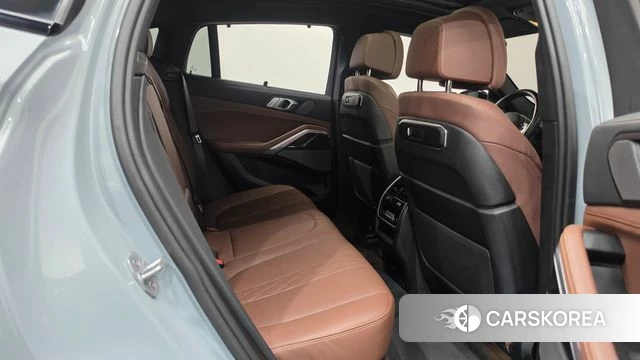 BMW X6 (G06) 2024 Светло-серебряный цвет из Кореи, фото 2