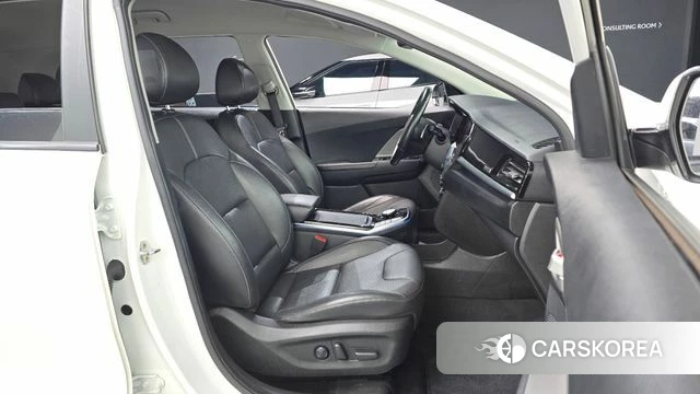 Kia Niro Plus 2022 Белый из Кореи, фото 2