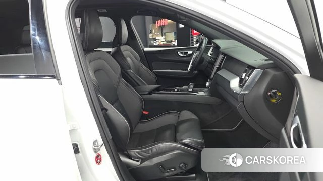 Volvo XC60 second Generation 2021 Белый из Кореи, фото 2