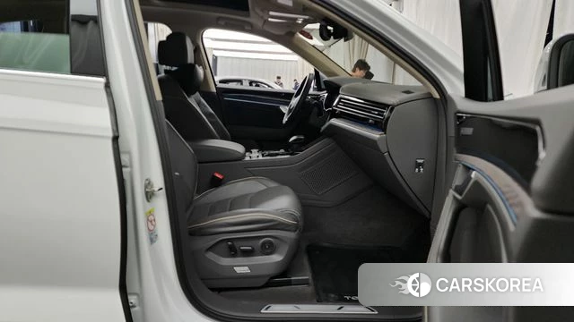 Volkswagen Touareg 3rd generation 2023 Белый из Кореи, фото 2