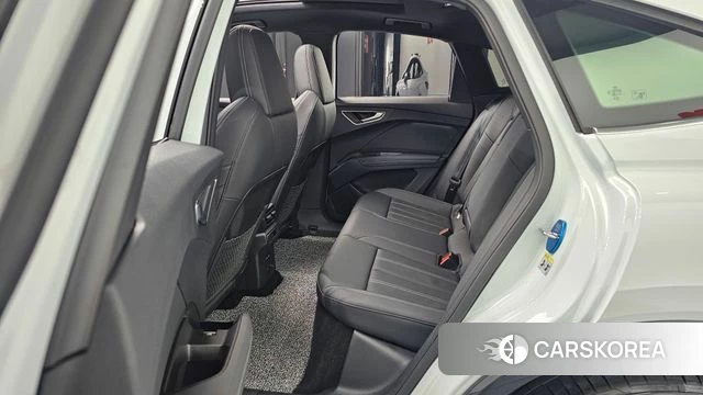 Audi Q4 e-Tron (F4) 2025 Белый из Кореи, фото 2