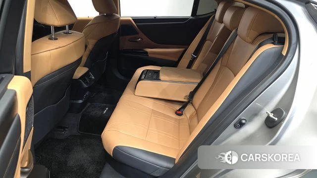 Lexus ES300h 7th generation 2025 Серебряный из Кореи, фото 2
