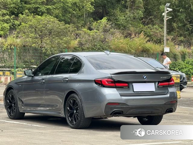 BMW 5 series 2022 Темно-серый из Китая, фото 2