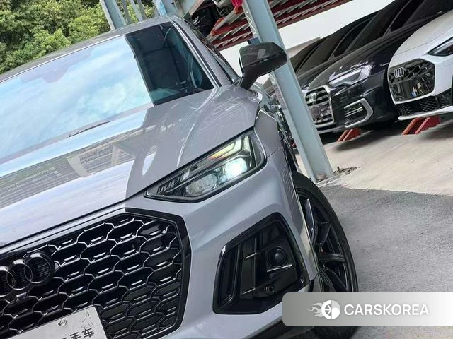 Audi Q5L 2021 Темно-серый из Китая, фото 2