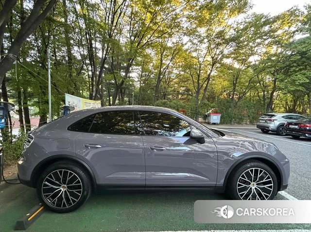 Porsche Taycan 2024 Светло-серебряный цвет из Кореи, фото 3