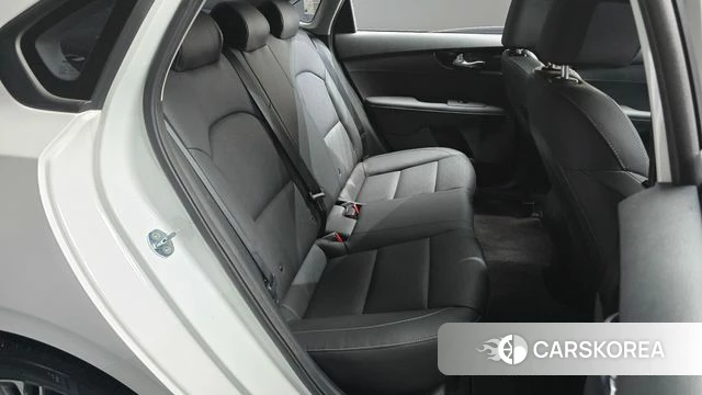 Kia The New K3 2nd generation 2023 Белый из Кореи, фото 2