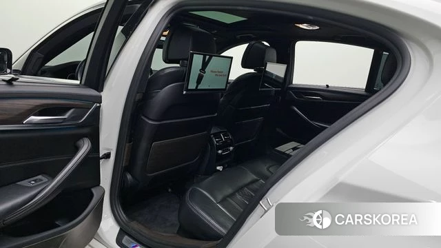 BMW 5 Series (G30) 2018 Белый из Кореи, фото 2