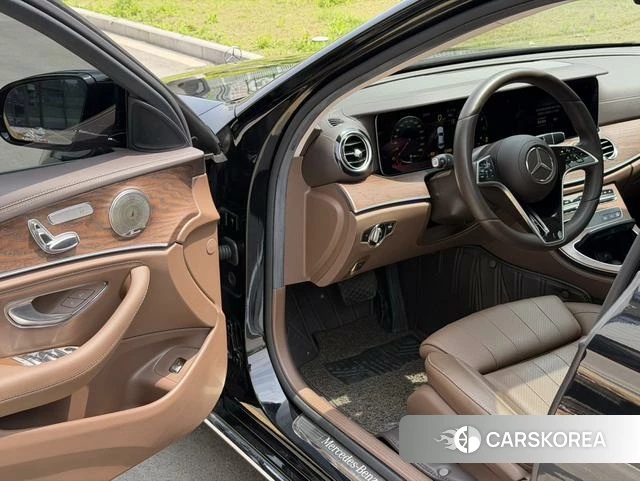Mercedes-Benz E-Class 2023 Черный из Китая, фото 2