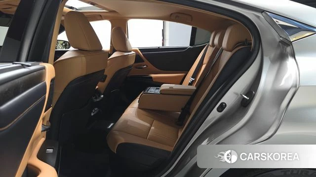 Lexus ES300h 7th generation 2024 Серый из Кореи, фото 2