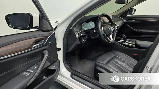 BMW 5 Series (G30) 2023 Белый из Кореи, фото 2