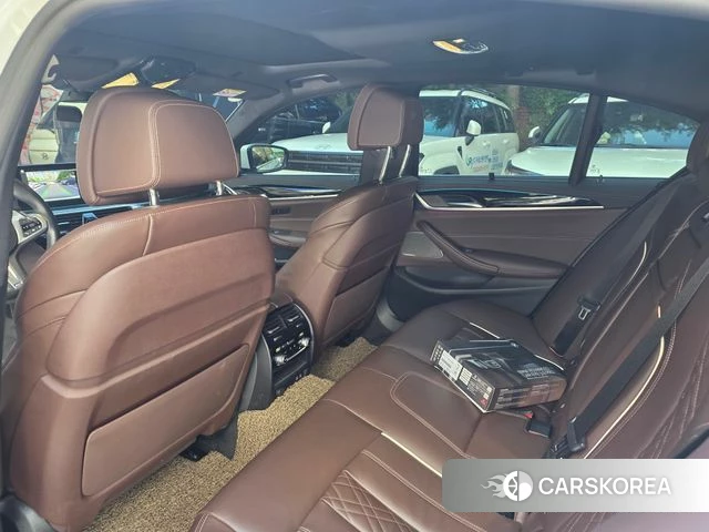BMW 5 Series (G30) 2023 Белый из Кореи, фото 2