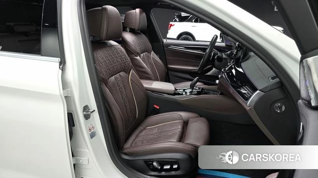 BMW 5 Series (G30) 2019 Белый из Кореи, фото 2