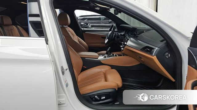 BMW 5 Series (G30) 2018 Белый из Кореи, фото 2