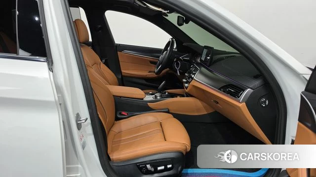 BMW 5 Series (G30) 2023 Белый из Кореи, фото 2