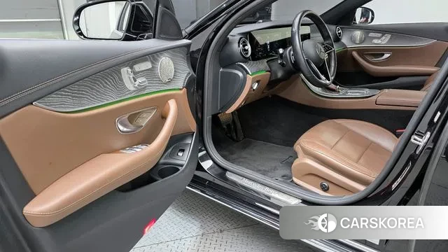 Mercedes-Benz E-Class W213 2023 Черный из Кореи, фото 2
