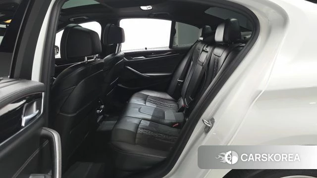 BMW 5 Series (G30) 2018 Белый из Кореи, фото 2