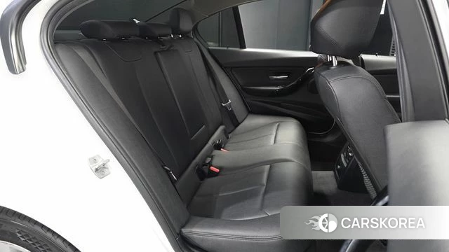 BMW 3 Series (F30) 2018 Белый из Кореи, фото 2