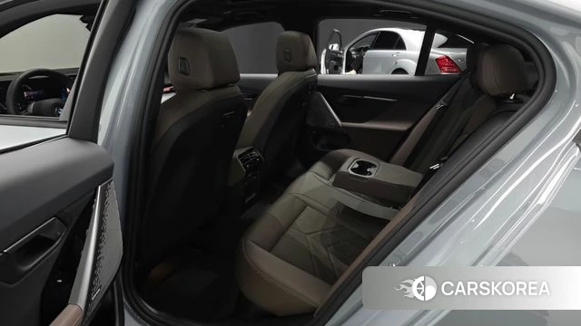 BMW 5 Series (G60) 2025 Серебристо-серый из Кореи, фото 2