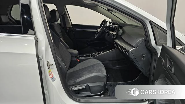 Volkswagen Golf 8th Generation 2025 Белый из Кореи, фото 2