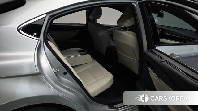 Toyota Camry (XV80) 2025 Серебряный из Кореи, фото 2