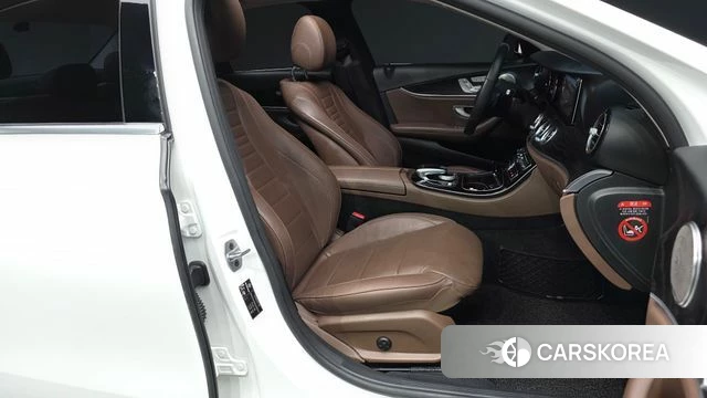 Mercedes-Benz E-Class W213 2018 Белый из Кореи, фото 2