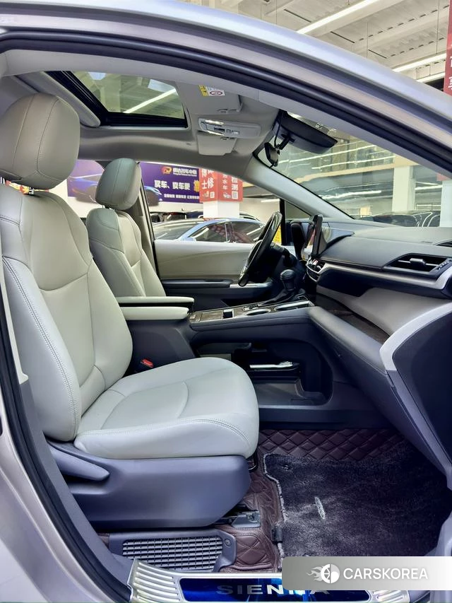 Toyota Sienna 2022 Серебристо-серый из Китая, фото 2