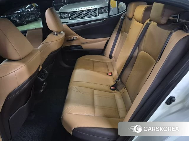 Lexus ES300h 7th generation 2021 Белый из Кореи, фото 2
