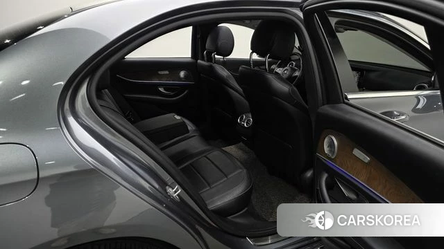 Mercedes-Benz E-Class W213 2018 Серебристо-серый из Кореи, фото 2