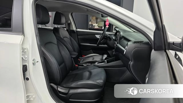 Kia The New K3 2nd generation 2023 Белый из Кореи, фото 2