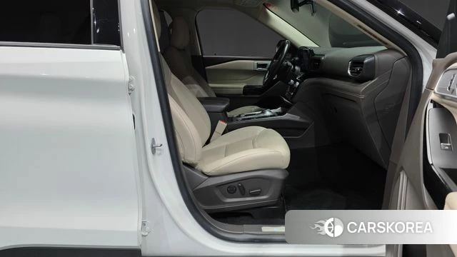 Ford Explorer 6th Generation 2021 Белый из Кореи, фото 2