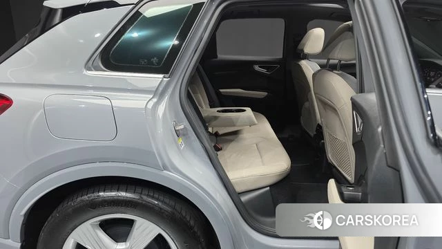 Audi Q4 e-Tron (F4) 2023 Серебристо-серый из Кореи, фото 2