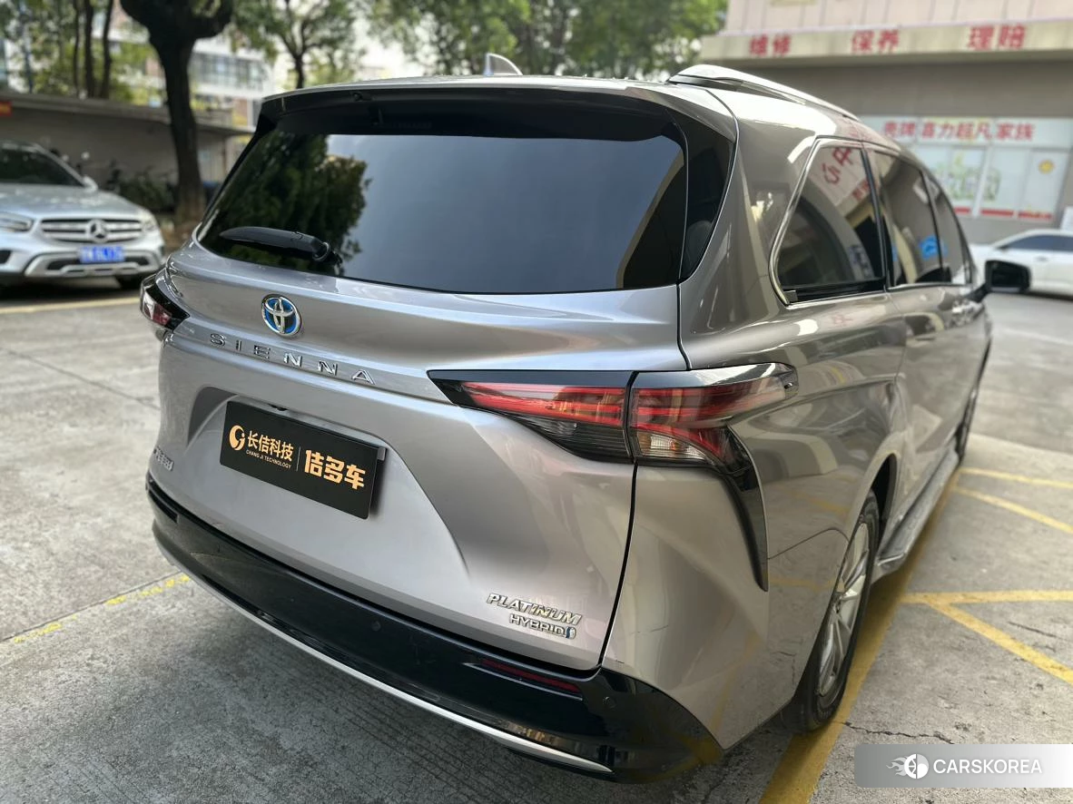 Toyota Sienna 2021 Серебристо-серый из Китая, фото 2
