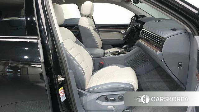 Volkswagen Touareg 3rd generation 2025 Черный из Кореи, фото 2