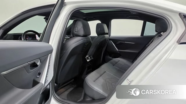 BMW 5 Series (G60) 2023 Белый из Кореи, фото 2