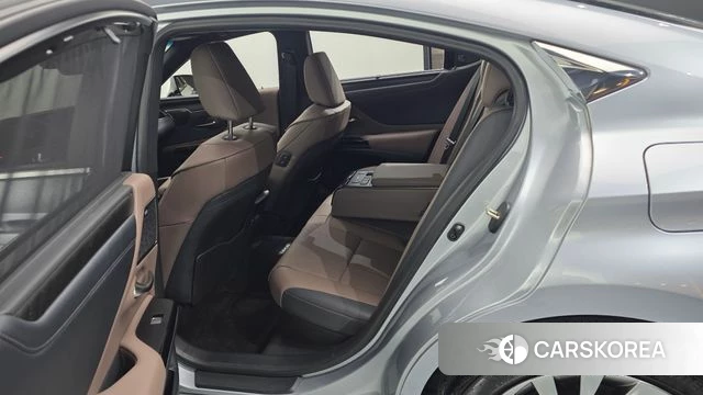Lexus ES300h 7th generation 2024 Серебряный из Кореи, фото 2