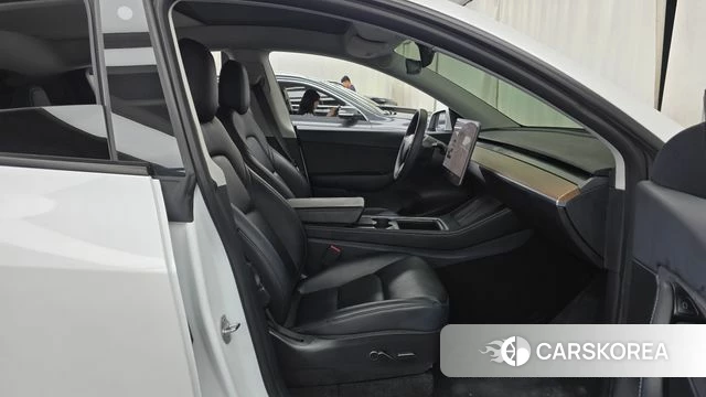 Tesla Model Y 2021 Белый из Кореи, фото 2