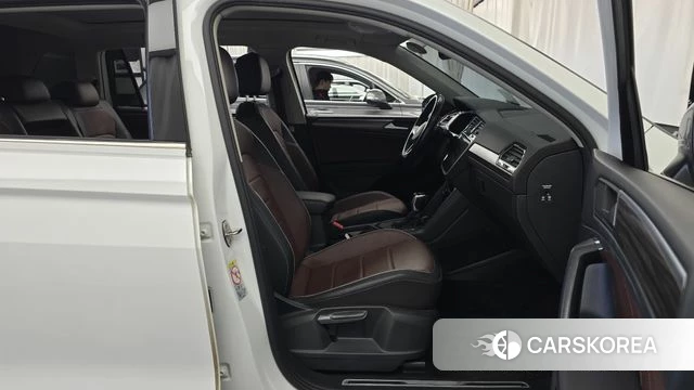 Volkswagen Tiguan Allspace 2023 Белый из Кореи, фото 2