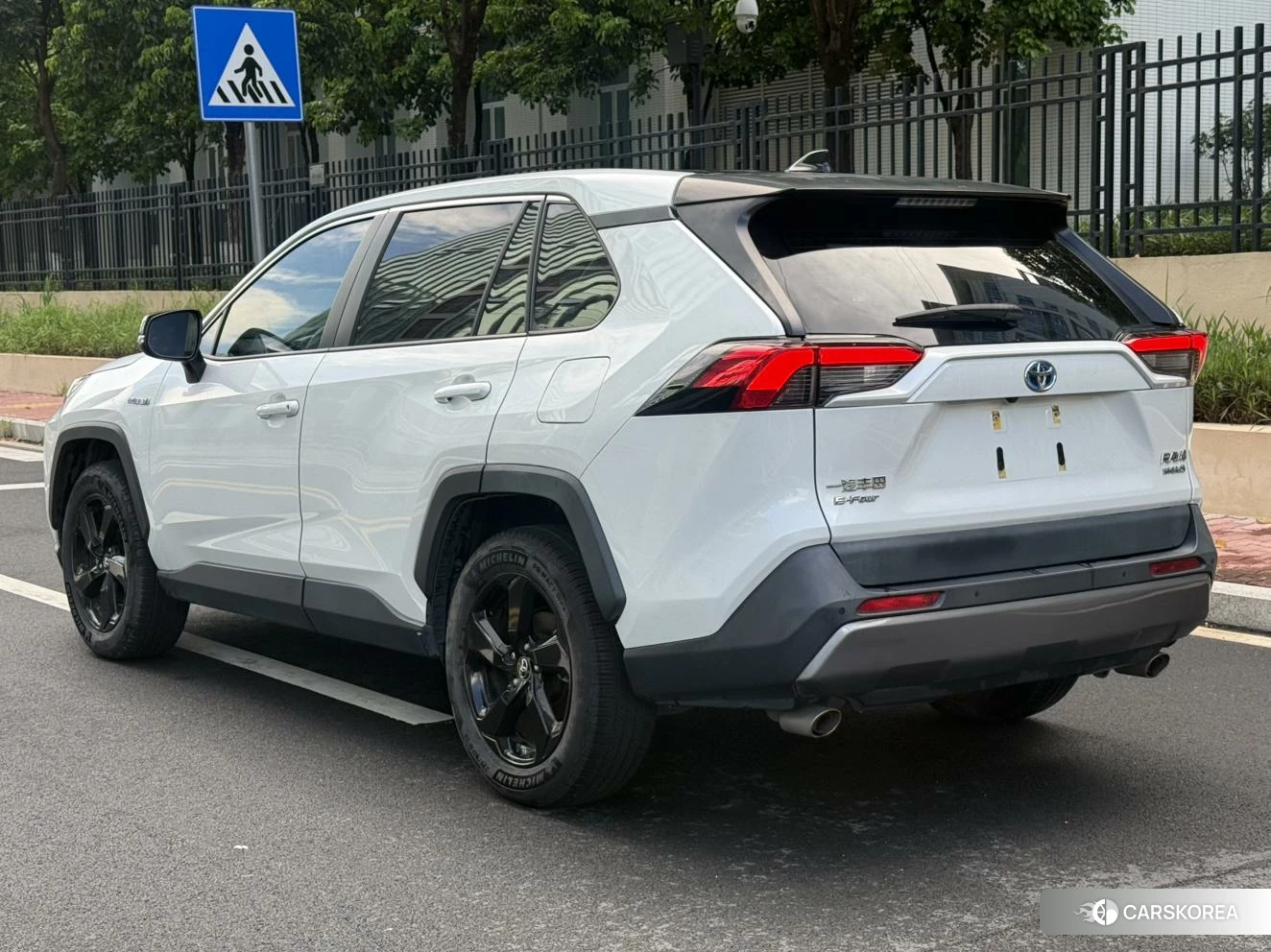 Toyota RAV4 2022 Белый из Китая, фото 2