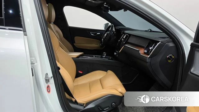 Volvo V60 Cross-Country 2nd Generation 2021 Белый из Кореи, фото 2