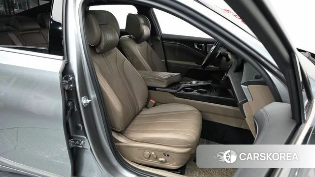 Kia K8 2024 Серебристо-серый из Кореи, фото 2