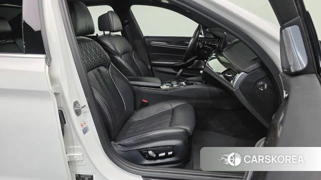 BMW 5 Series (G30) 2018 Белый из Кореи, фото 2